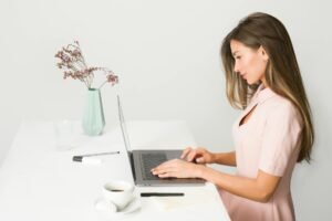 Customer contacting Zena’s Space online for support